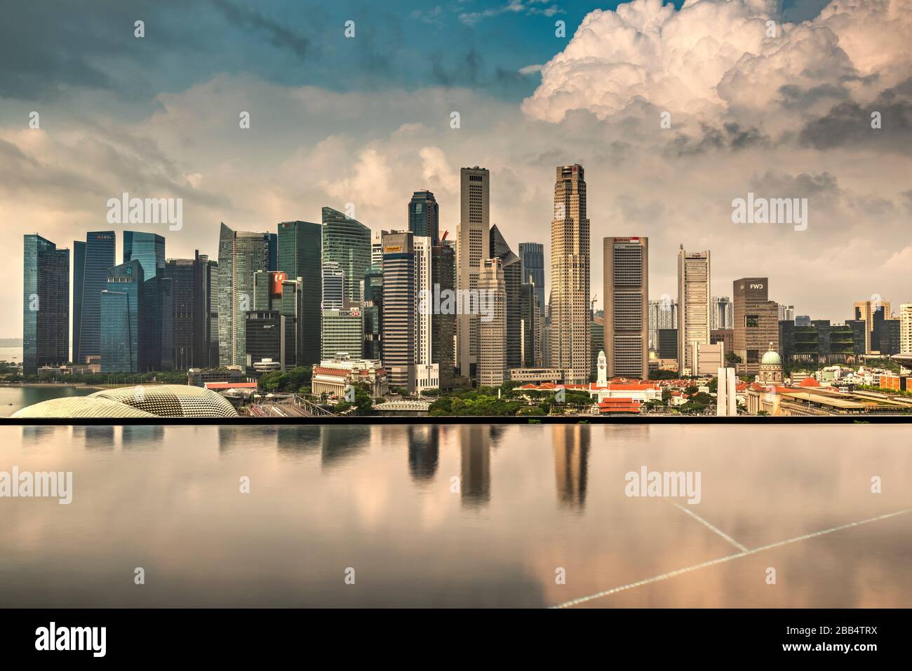 Piscina Infinity e il quartiere finanziario skyline, Singapore Foto Stock