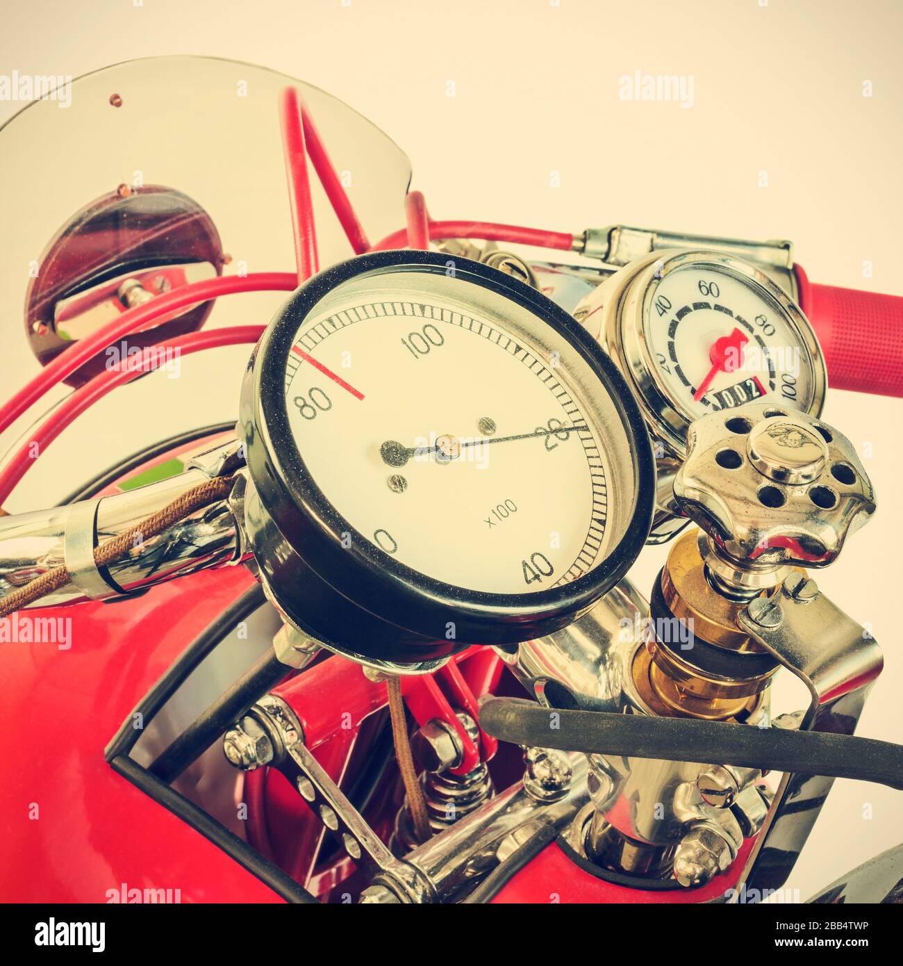 Immagine in stile retrò del tachimetro di una moto da corsa rossa restaurata Foto Stock