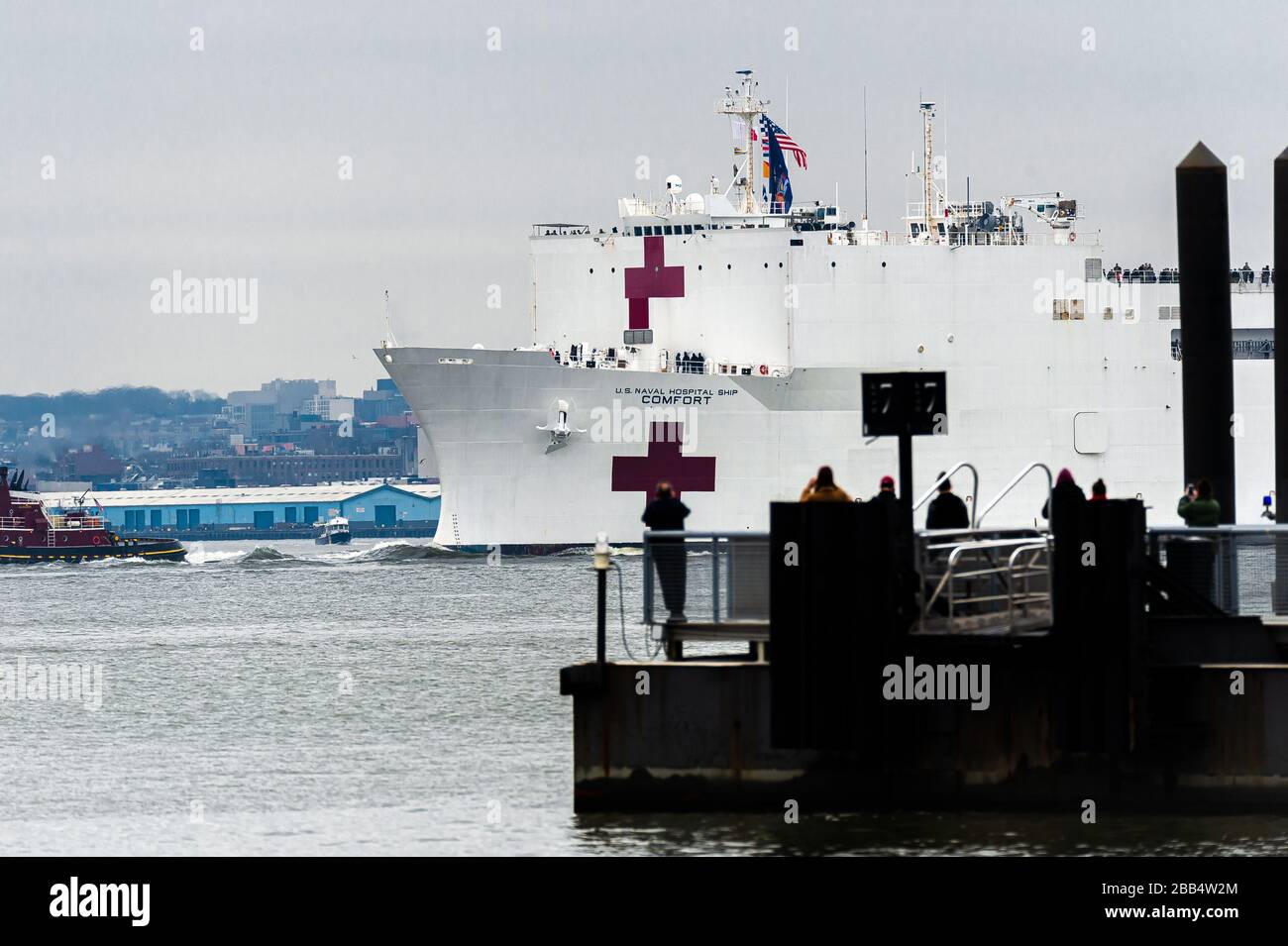 La nave dell'ospedale navale degli Stati Uniti Comfort si vede entrare nel fiume Hudson lungo il tragitto per il molo 90 come visto da Exchange Place in New Jersey, NJ, USA il lunedì 30 marzo 2020. (Foto di Albin Lohr-Jones/Sipa USA) Foto Stock