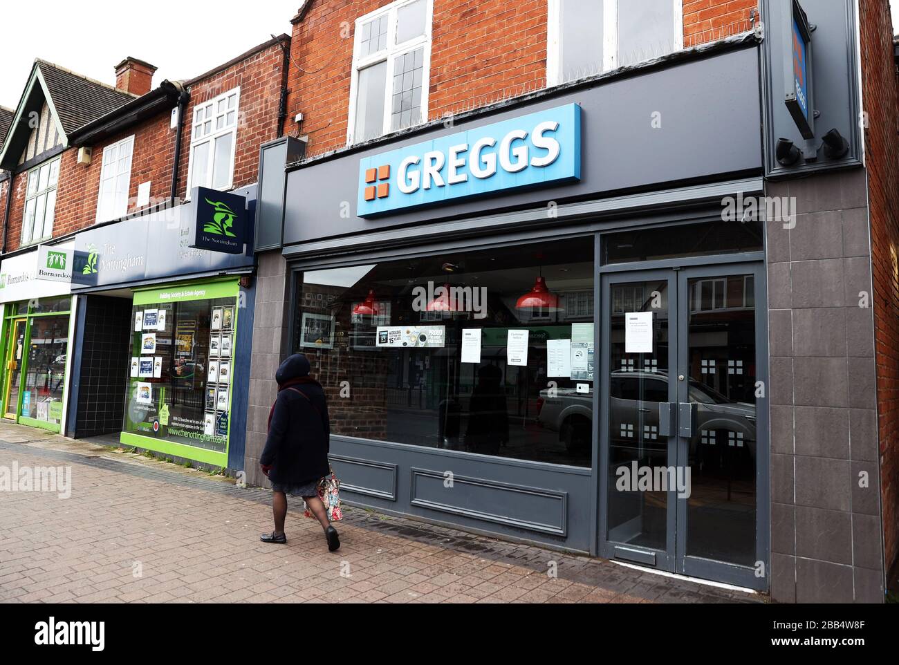 Segnaletica all'esterno di un negozio chiuso Greggs a West Bridgford, Nottingham, mentre il Regno Unito continua a bloccarsi per contribuire a frenare la diffusione del coronavirus. Foto Stock
