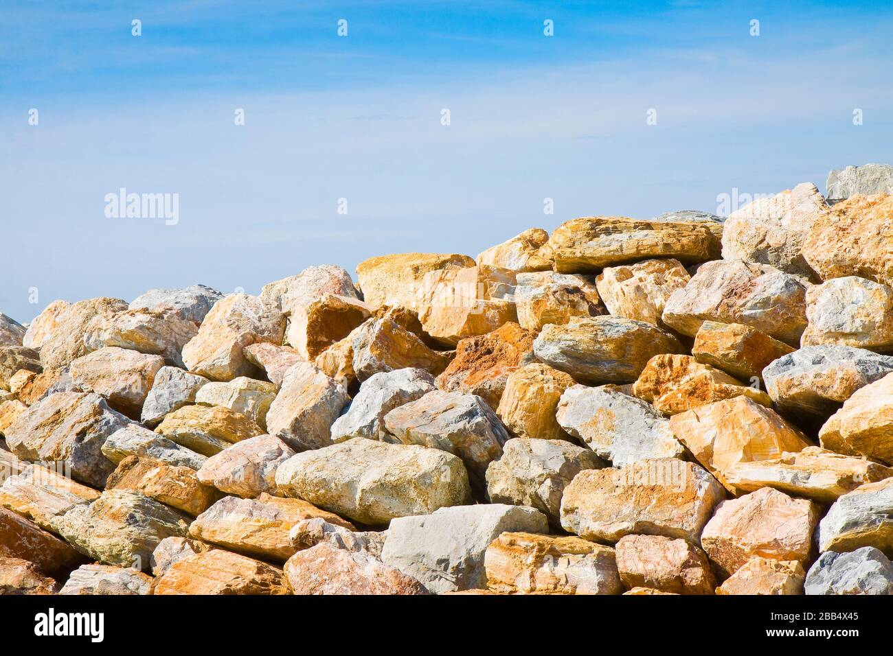 Parete di roccia la protezione dalle onde - Concetto di immagine Foto Stock