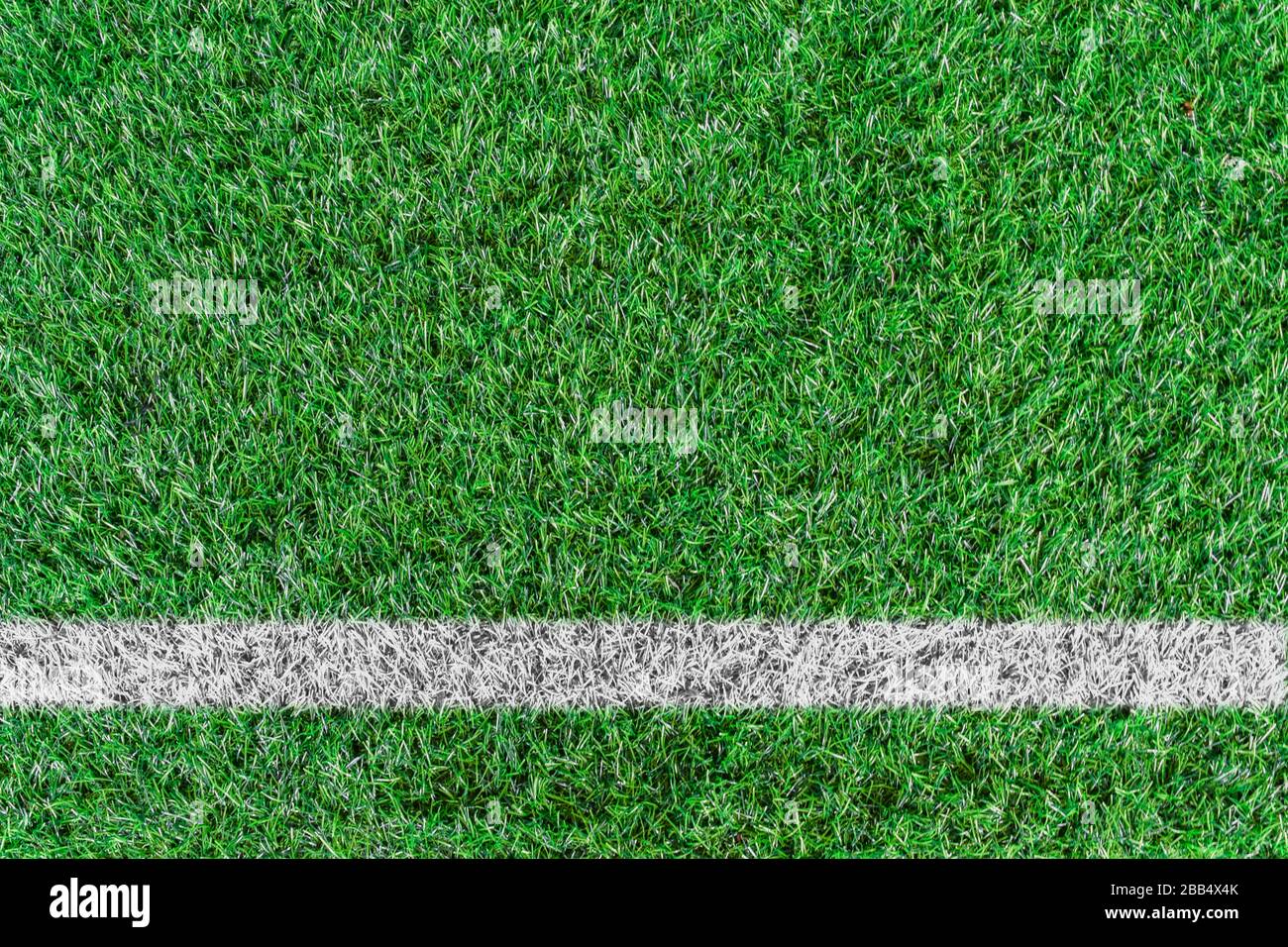Vista dall'alto della striscia bianca sul campo da calcio verde Foto Stock