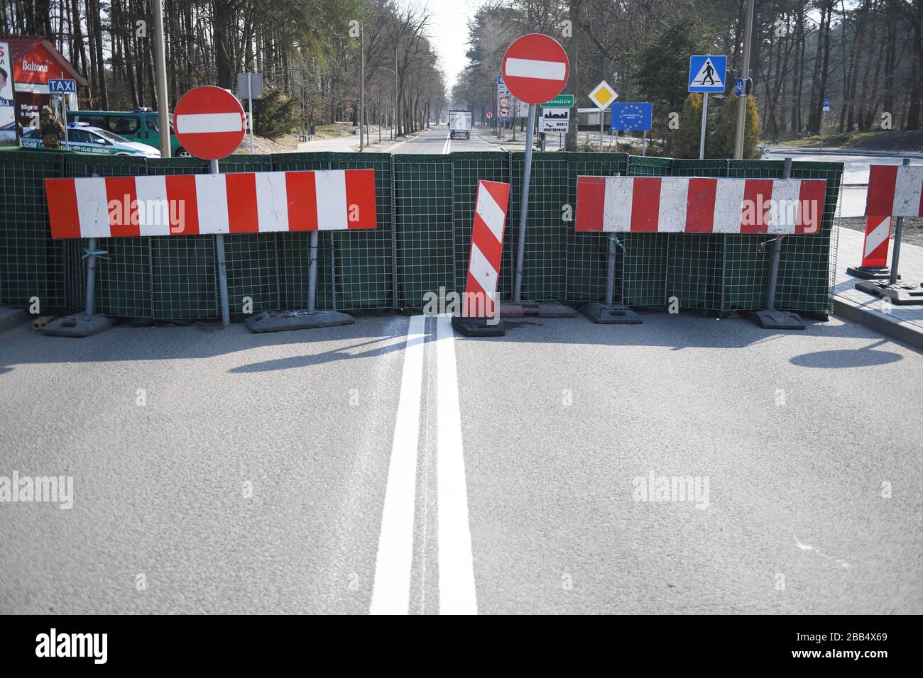 Ahlbeck, Germania. 28th Mar, 2020. Il confine chiuso con la Germania è custodito da posti militari al confine di Ahlbeck sul lato polacco di Swinoujscie (Swinemünde). Credito: Stefan Sauer/dpa-Zentralbild/dpa/Alamy Live News Foto Stock