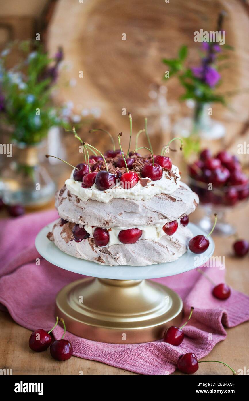 Deliziosa torta di meringa alla Foresta Nera Pavlova con ciliegia fresca Foto Stock