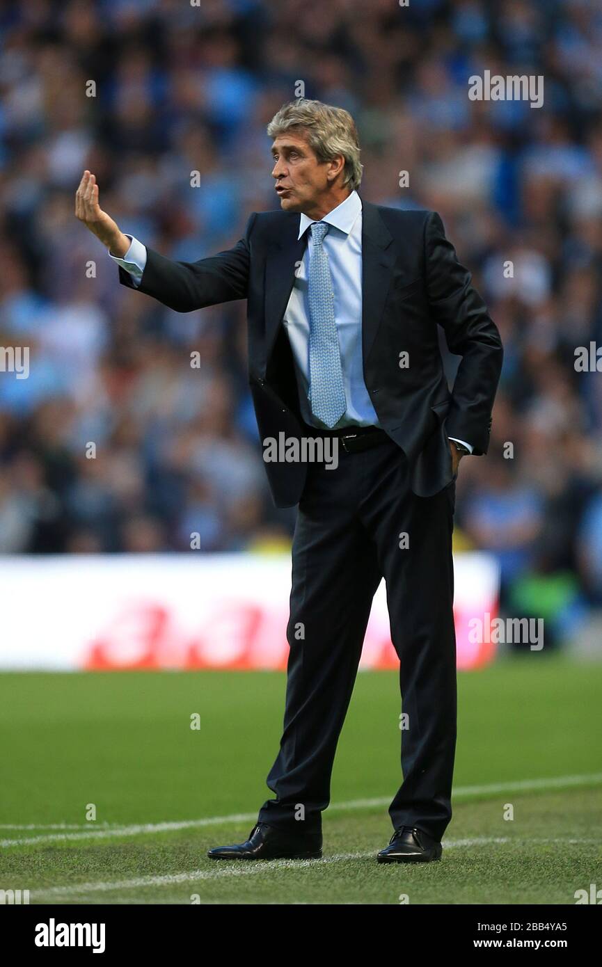 Il responsabile della città di Manchester Manuel Pellegrini fornisce istruzioni sulla linea di contatto Foto Stock