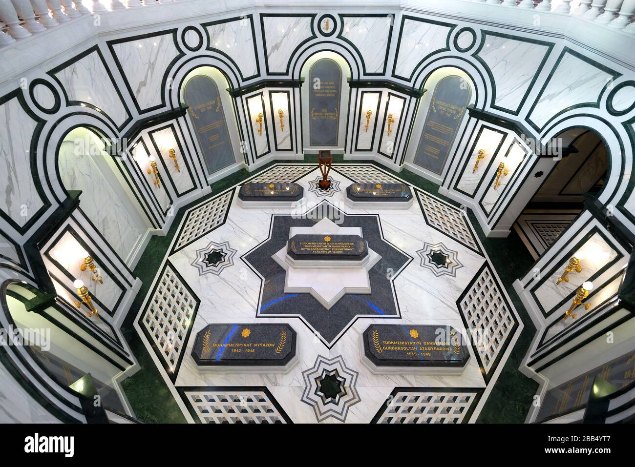 Saparmurat Niyazov Turkmenbashi Mausoleo (primo presidente e leader del Turkmenistan) e tombe dei membri della famiglia. Il politico morì nel 2006 ad Ashgabat. Foto Stock