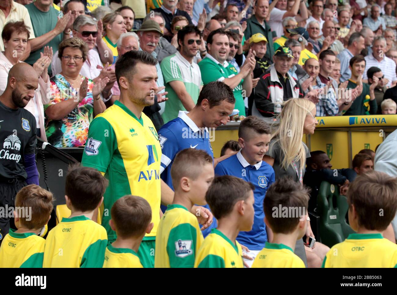 Il capitano della città di Norwich Russell Martin (a sinistra) e il capitano di Everton Phil Jagielka conducono le loro squadre dal tunnel Foto Stock
