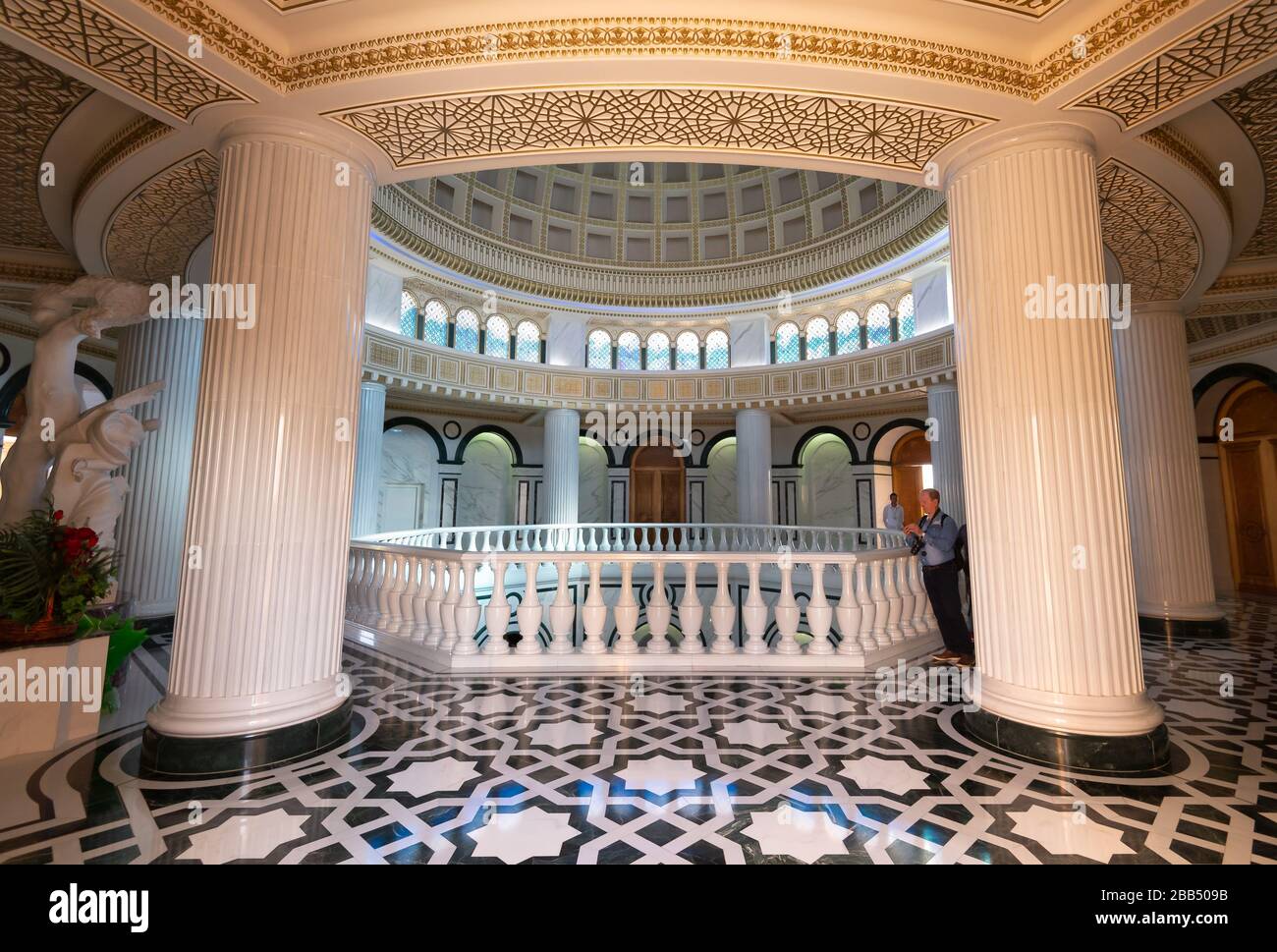 All'interno dell'edificio del Mausoleo di Saparmurat Niyazov ad Ashgabat, Turkmenistan. L'ex presidente costruì questo mausoleo. Bel pavimento e colonne. Foto Stock
