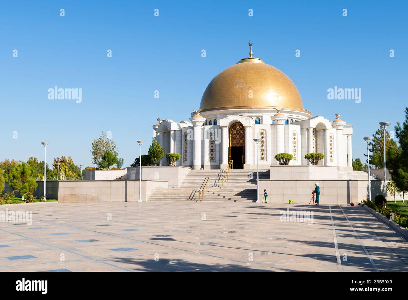 Vista esterna del Mausoleo di Saparmurat Niyazov nel villaggio di Gypjak Ashgabat, Turkmenistan con costruzione ordinata da lui stesso. Mausoleo di Turkmenbashi. Foto Stock