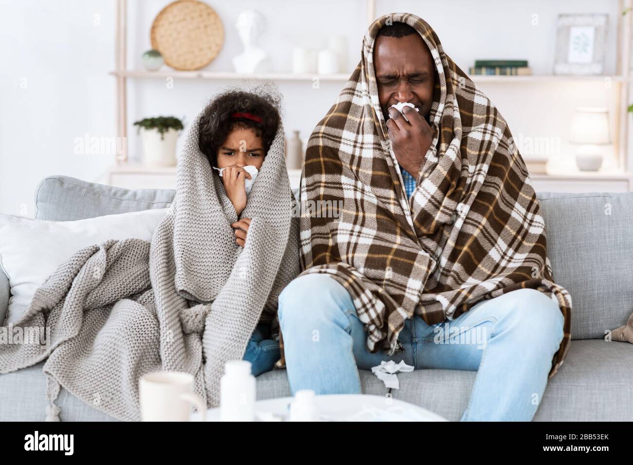 Epidemia di malattie infettive. Nonno americano africano e nipote che soffrono di virus a casa Foto Stock