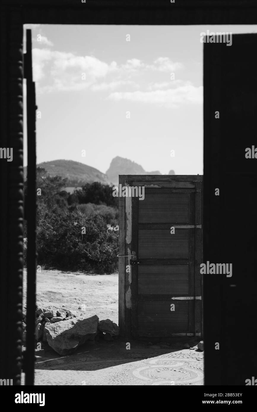 Famose porte in mezzo al dessert a Ibiza in bianco e nero per un effetto drammatico Foto Stock