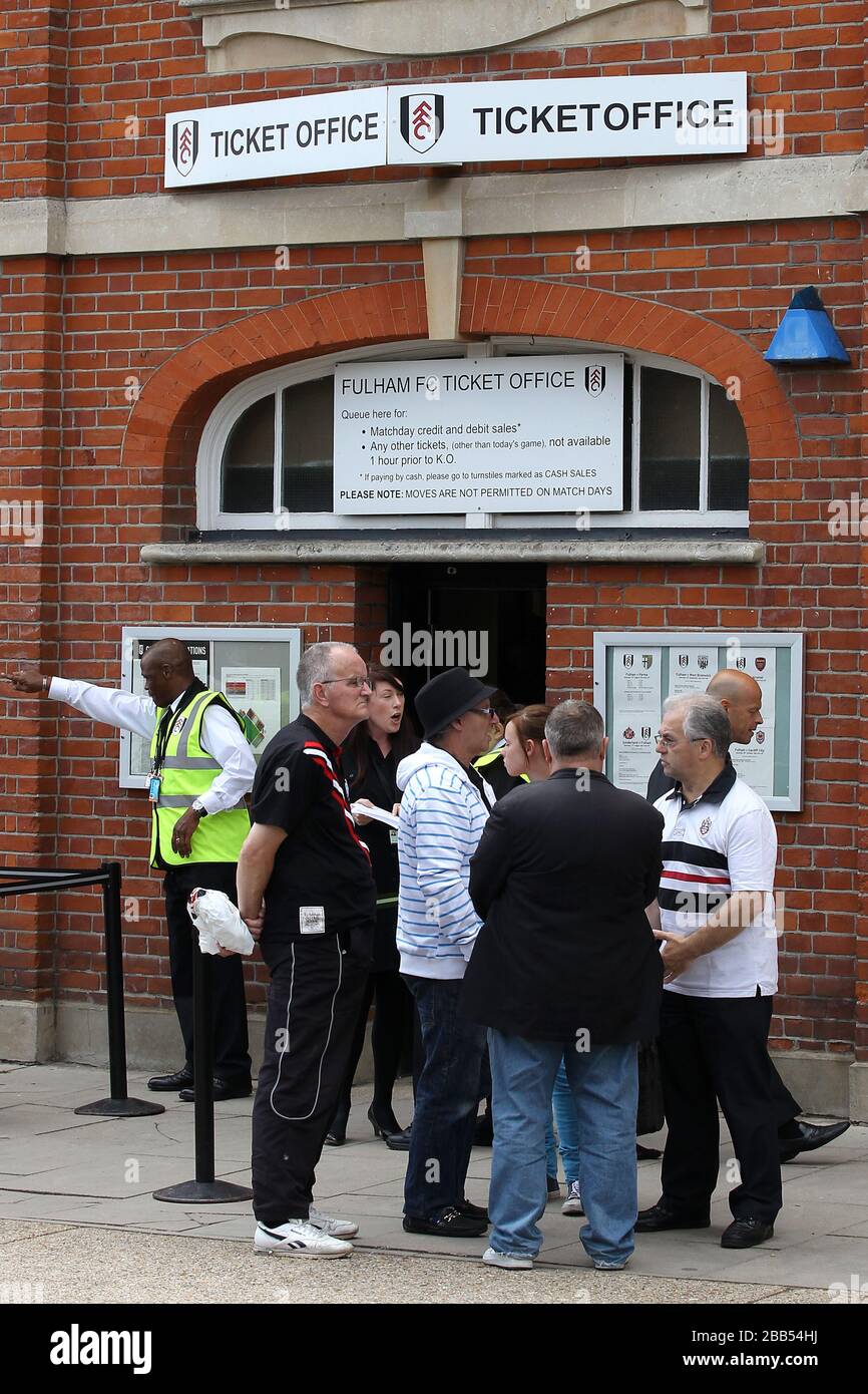 Una vista generale dei fan fuori Craven Cottage Foto Stock