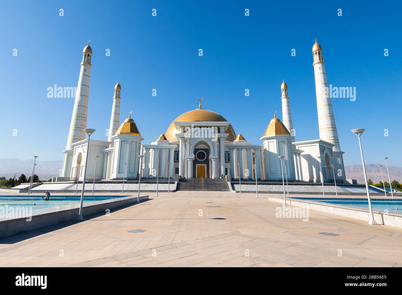 Moschea di Ruhy del Turkmenistan (Gypjak) ad Ashgabat, Turkmenistan costruito con marmo bianco e cupole d'oro. Costruzione religiosa simmetrica con fontana. Foto Stock