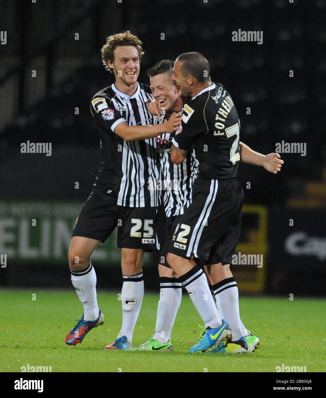 Notts County's Callum McGregor (centro) festeggia con Greg Tempest (a sinistra) e Mark Fotheringham (a destra) dopo aver segnato il suo terzo gol ai lati contro Fleetwood Town. Foto Stock