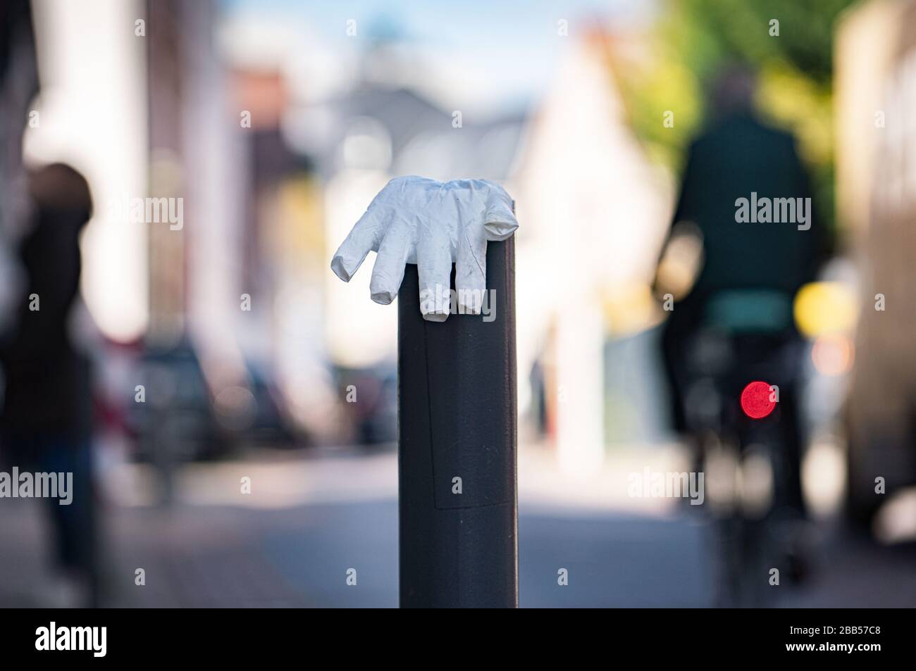 30 marzo 2020, Hessen, Francoforte sul meno: Un guanto di plastica apparentemente disusato, che viene spesso utilizzato in tempi di epidemia di Corona, è stato posto su Berger Strasse nel distretto di Bornheim da persone sconosciute. Foto: Frank Rumpenhorst/dpa/Frank Rumpenhorst/dpa Foto Stock