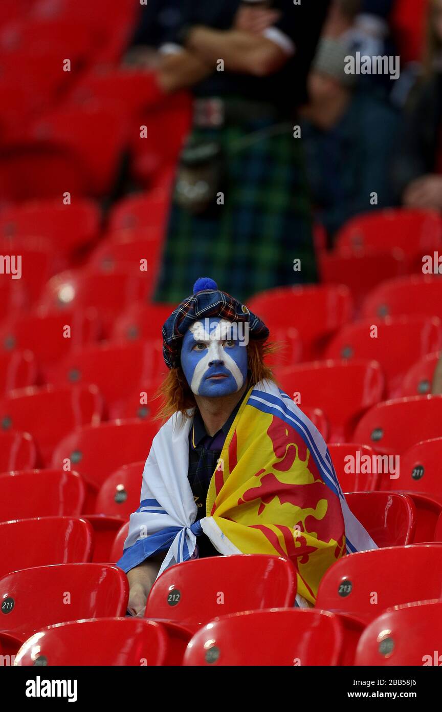 Un fan scozzese negli stand prima del calcio d'inizio Foto Stock