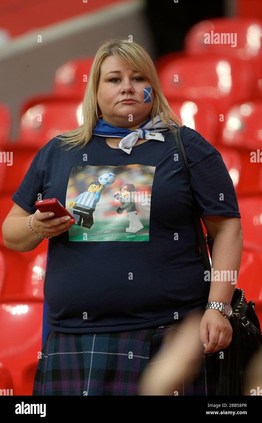 Una ragazza scozzese fan mostra il supporto per la sua squadra in stand Foto Stock