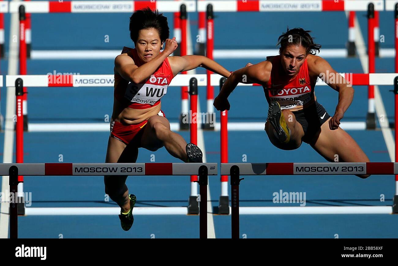 Shujiao Wu (a sinistra) della Cina e Nadine Hildebrand della Germania nel loro caldo negli ostacoli femminili della 100meter durante il giorno sette dei Campionati mondiali di atletica leggera IAAF 2013 allo stadio Luzhniki di Mosca, Russia. Foto Stock