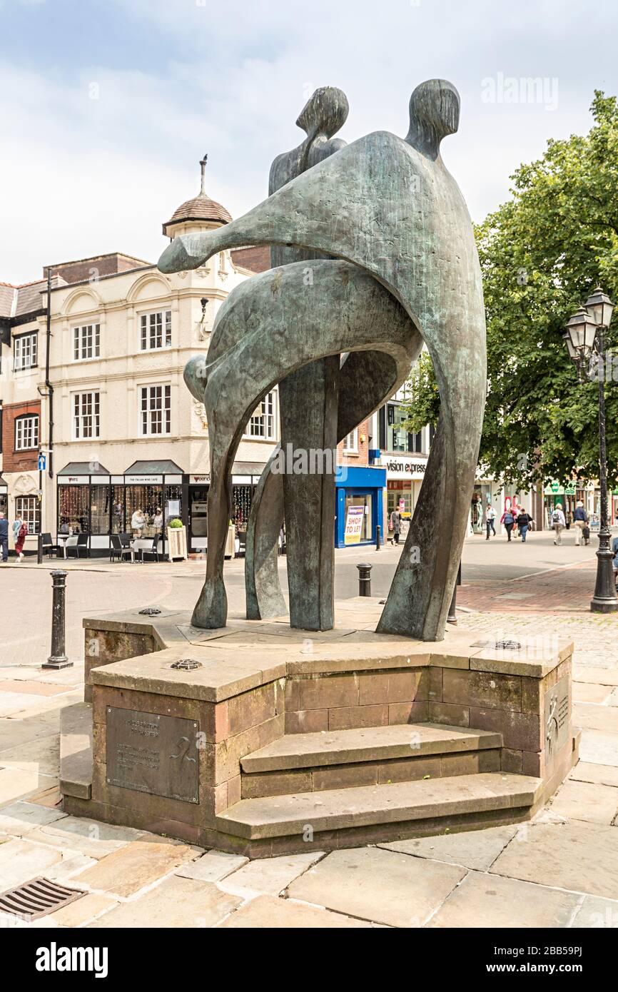Una celebrazione della statua di Chester fuori dalla cattedrale, in bronzo, raffigurante tre figure di protezione, ringraziamento e industria, Chester, Cheshire, en Foto Stock