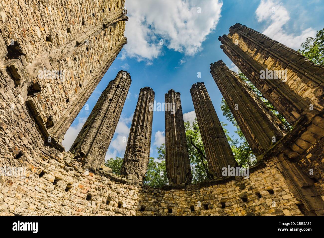 Panensky Tynec, Repubblica Ceca - 15 luglio 2019: Rovine della chiesa gotica incompiuta della Vergine Maria del 14th secolo. Giornata di sole, cielo blu con wh Foto Stock