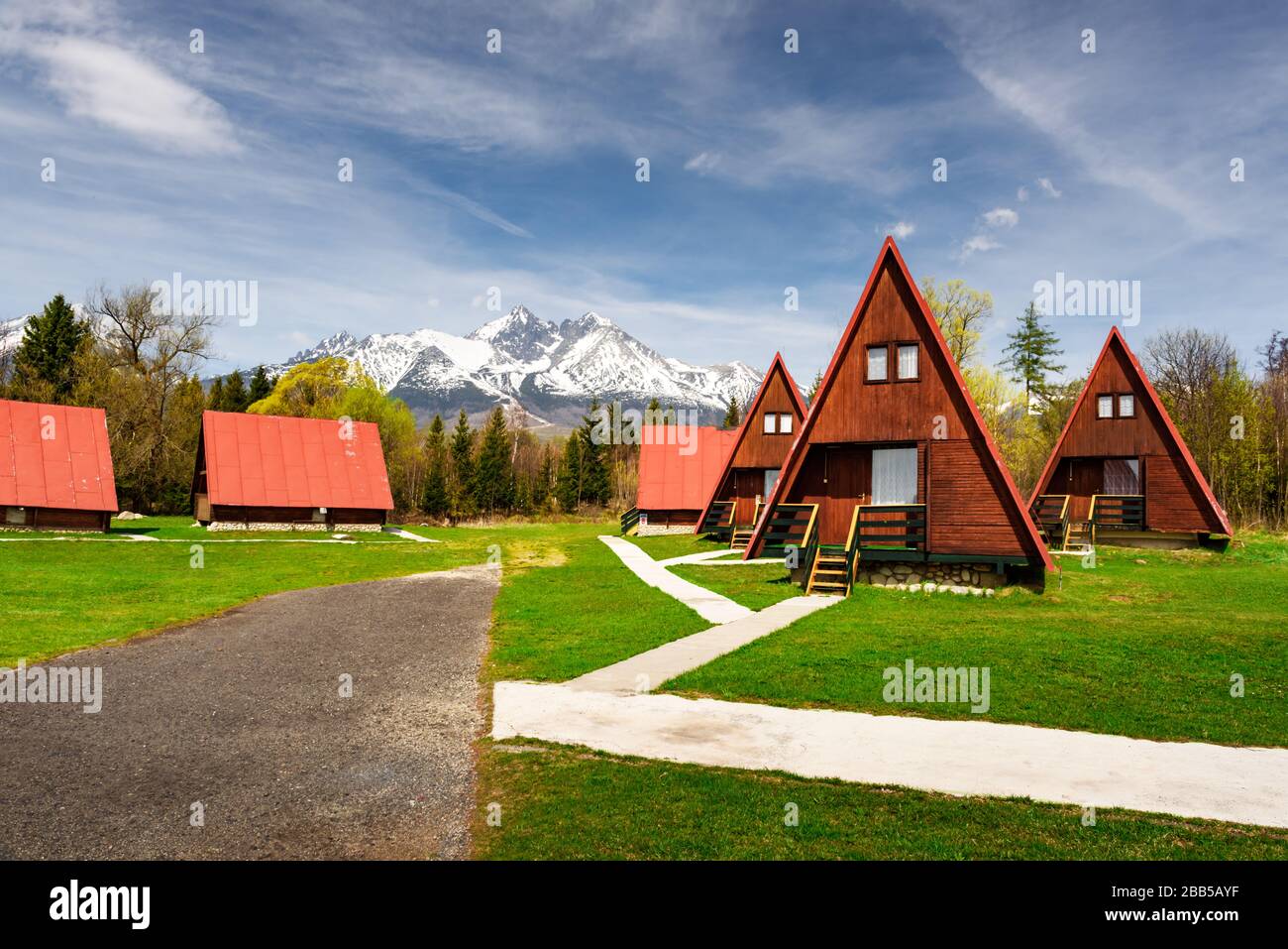 Campeggio con case di legno rosso nei Monti Tatra, Parco Nazionale alti Tatra, Slovacchia. Fotografia di paesaggio Foto Stock