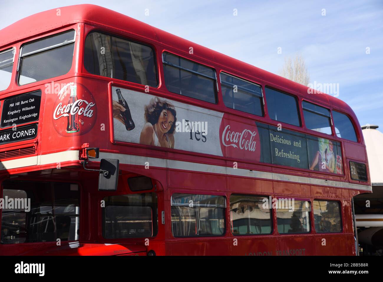Londra, Regno Unito - 22 febbraio 2015 : un nostalgico poster pubblicitario di Coca-Cola su un tradizionale autobus a due piani Red London. Foto Stock