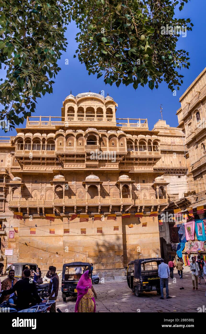 JAISALMER, INDIA - 29 NOVEMBRE 2019: Vista esterna del palazzo forte di Jaisalmer, è patrimonio dell'umanità dell'UNESCO, inoltre una attrazione turistica principale. Foto Stock