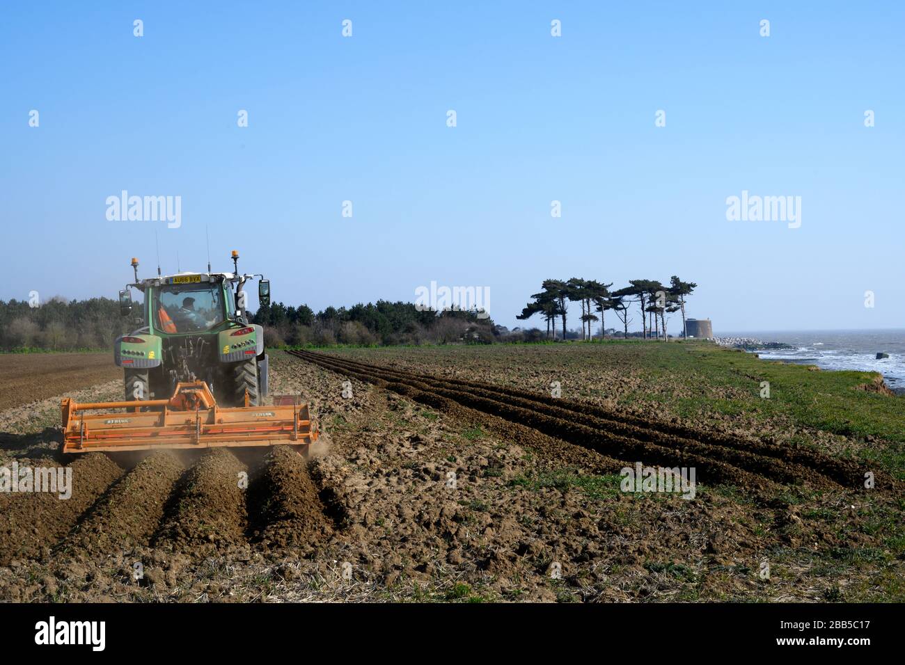 Trattore FENDT 724 con coltivatore, Bawdsey, Suffolk, Inghilterra. Foto Stock