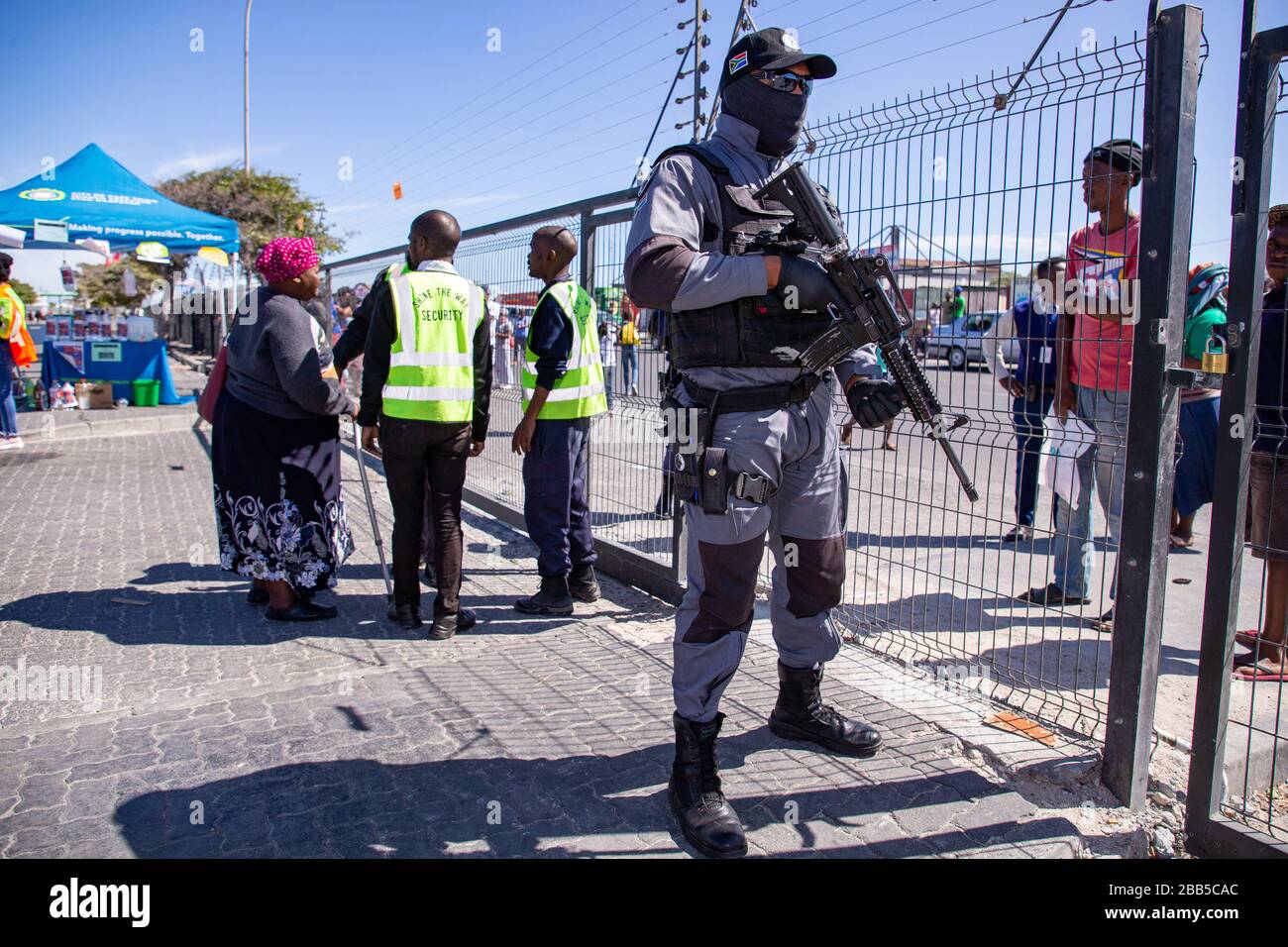 Città del Capo, Sudafrica. 30th Mar, 2020. Un membro dei servizi di protezione della TSU è in guardia presso un punto di pagamento SASSA all'interno di un centro commerciale a Makhaza, Khayelitsha, dopo che il governo sudafricano ha dichiarato un blocco di 21 giorni COVID-19 come parte della dichiarazione di disastro nazionale del presidente Cyril Ramaphosa. Il Ministero della Sanità ha chiesto ai residenti di osservare le normative, di praticare l'igiene, di rimanere a casa e di praticare il distanziamento sociale. Credito: Roger Sedres/Alamy Live News Foto Stock