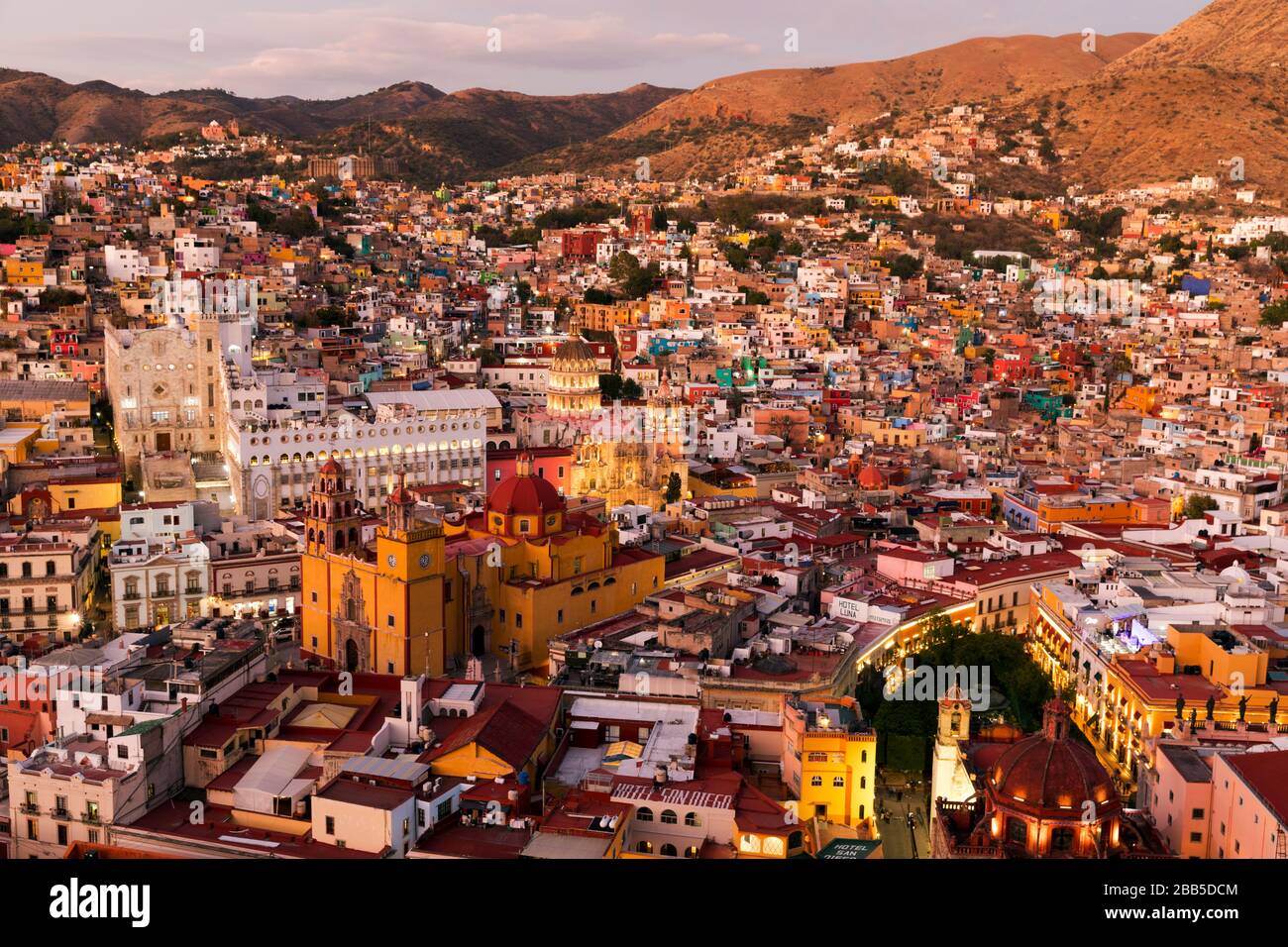 Messico, skyline di Guanajuato visto dal Monumento a El Pïpila. Guanajuato, patrimonio dell'umanità dell'UNESCO Foto Stock