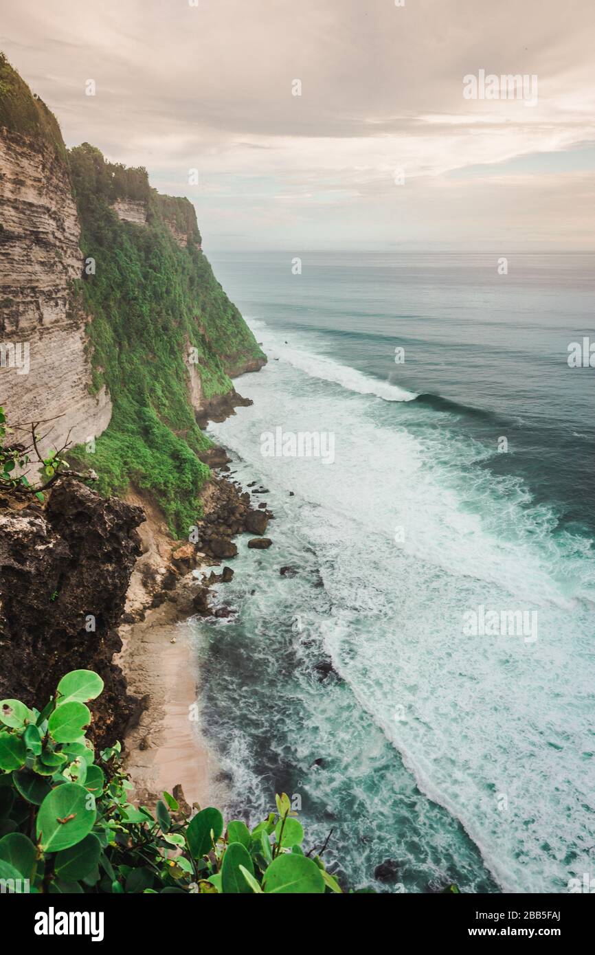 Il Tempio di Uluwatu (pura Luhur Uluwatu) è un tempio Balinese Hindu a Uluwatu. E' rinomata per la sua magnifica posizione, arroccata sulla cima Foto Stock