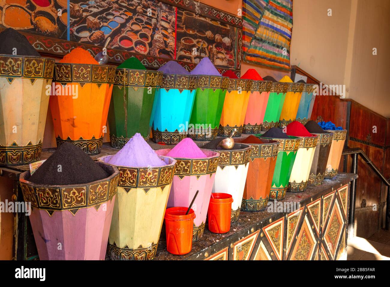 Mercato marocchino (souk) nella città vecchia (medina) di Marrakech, Marocco Foto Stock