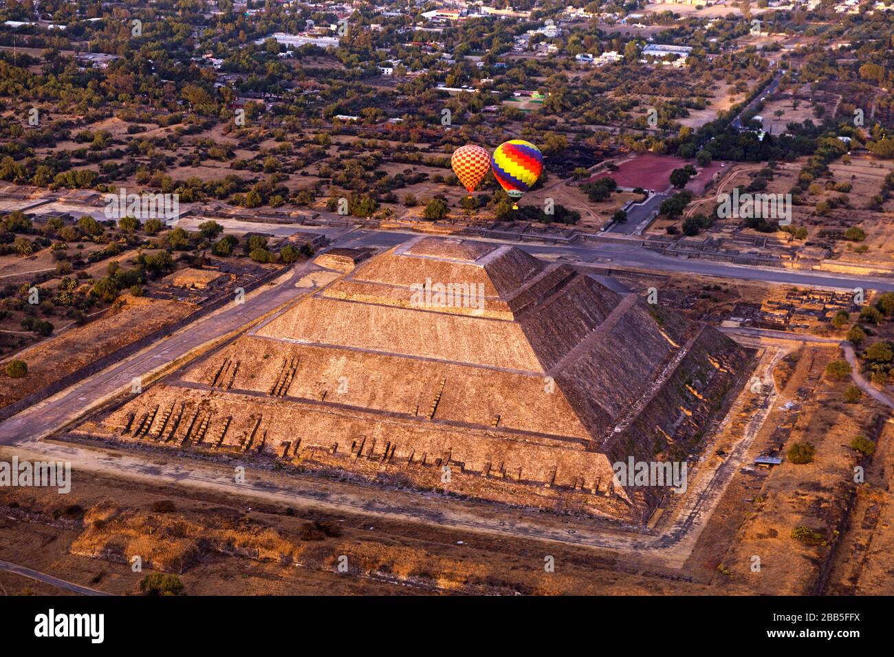 Messico, Città del Messico, zona archeologica di Teotihuacán, il più grande impero pre-ispanico del Messico. Palloncini d'aria calda all'alba sulla Pyrámide del Sol Foto Stock