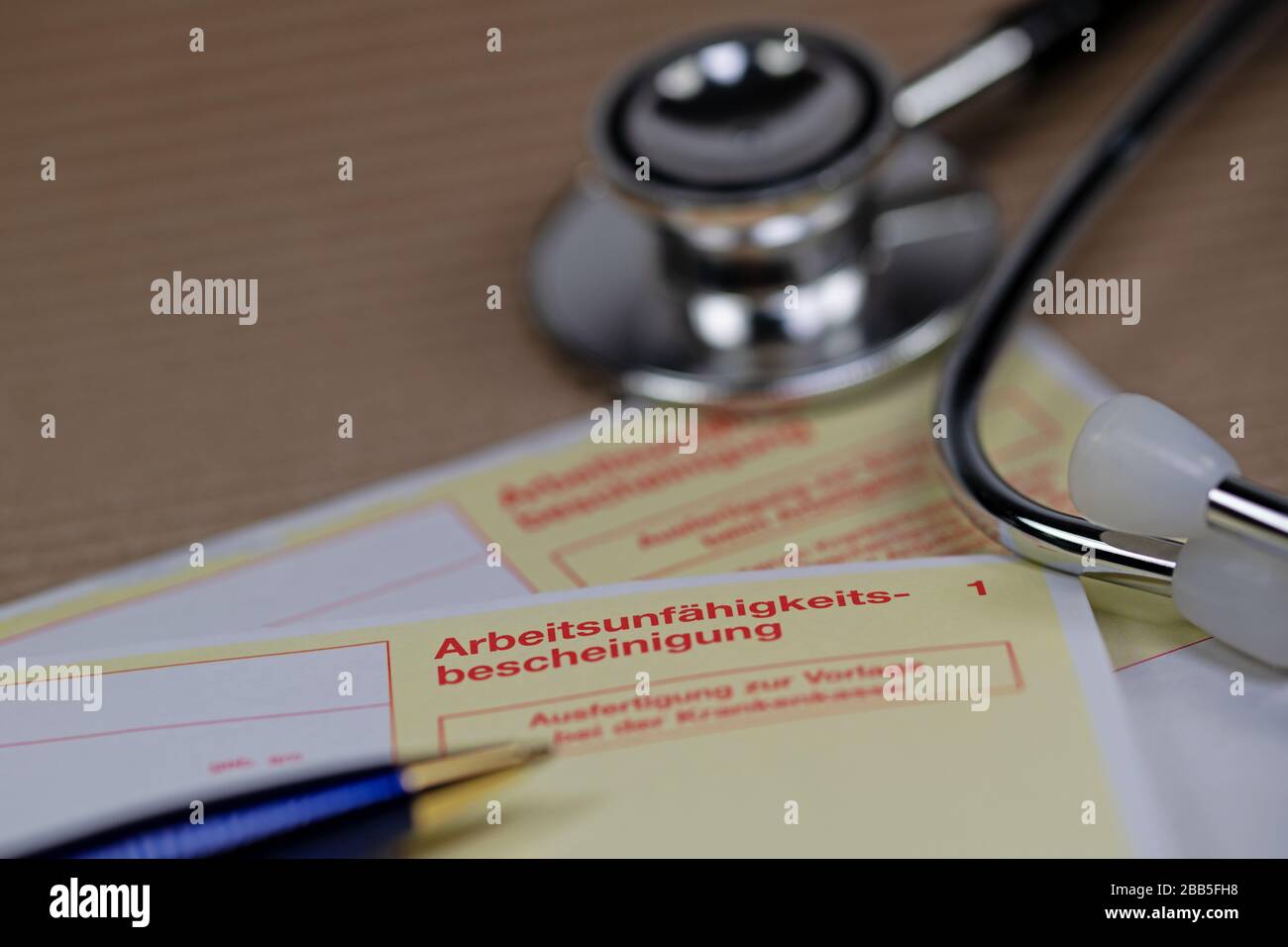 Arbeitsunfähigkeitsbescheinigung, certificato di invalidità da presentare alla compagnia di assicurazione malattia e al datore di lavoro Foto Stock