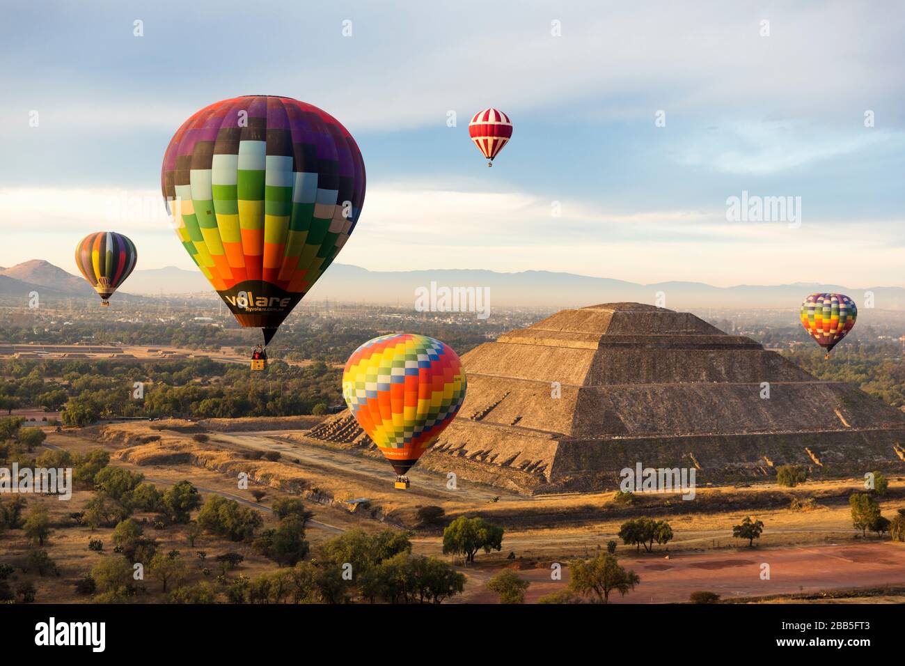 Messico, Città del Messico, zona archeologica di Teotihuacán, il più grande impero pre-ispanico del Messico. Palloncini d'aria calda all'alba sulla Pyrámide del Sol Foto Stock