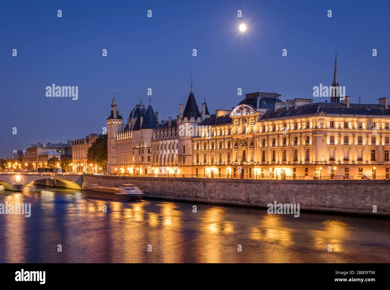 Senna e la Conciergerie al crepuscolo, Parigi, Francia Foto Stock