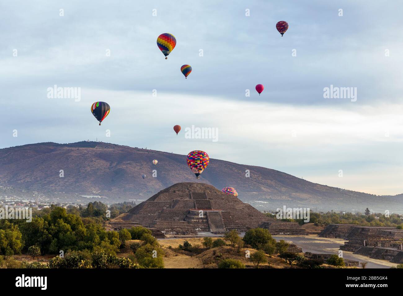 Messico, Città del Messico, zona archeologica di Teotihuacán, il più grande impero pre-ispanico del Messico. Palloncini d'aria calda all'alba sulla Pyrámide del Sol Foto Stock