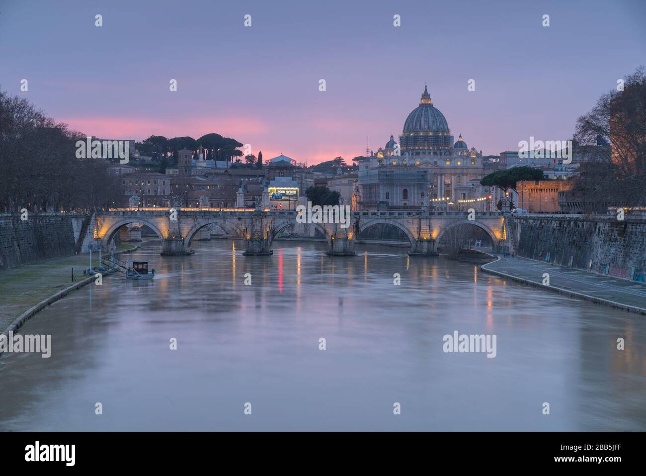 San Pietro Vaticano all'ora blu Foto Stock