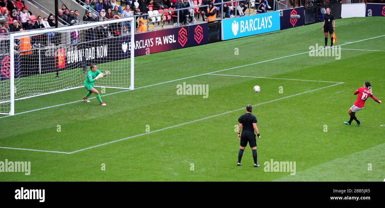 Katie Zelem del Manchester United segna il suo secondo gol laterale del gioco dal punto di penalità Foto Stock