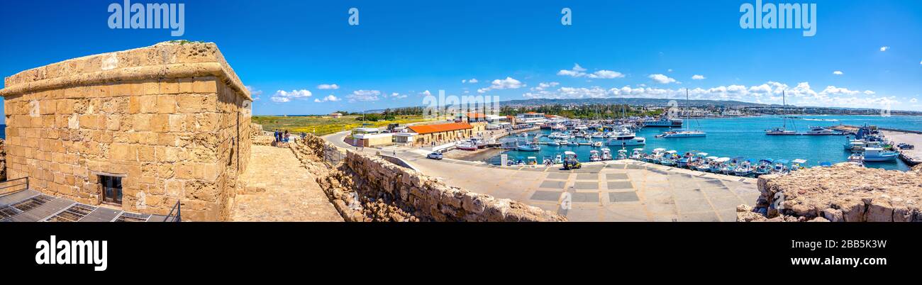 Il porto di Paphos con il castello, Cipro Foto Stock