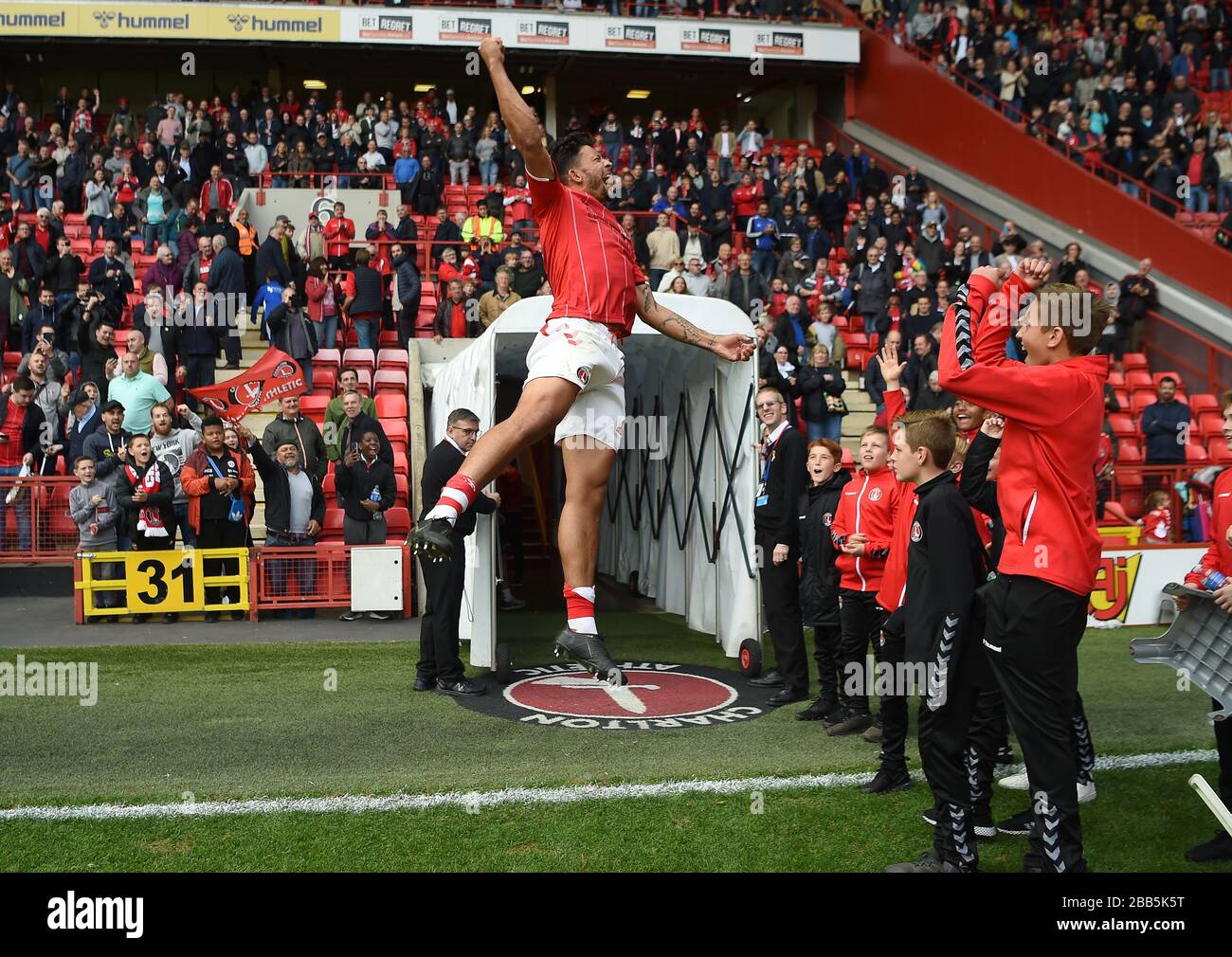 Macauley Bonne di Charlton Athletic esegue il "salto in galleria" a tempo pieno, mentre il suo obiettivo vince il gioco Foto Stock