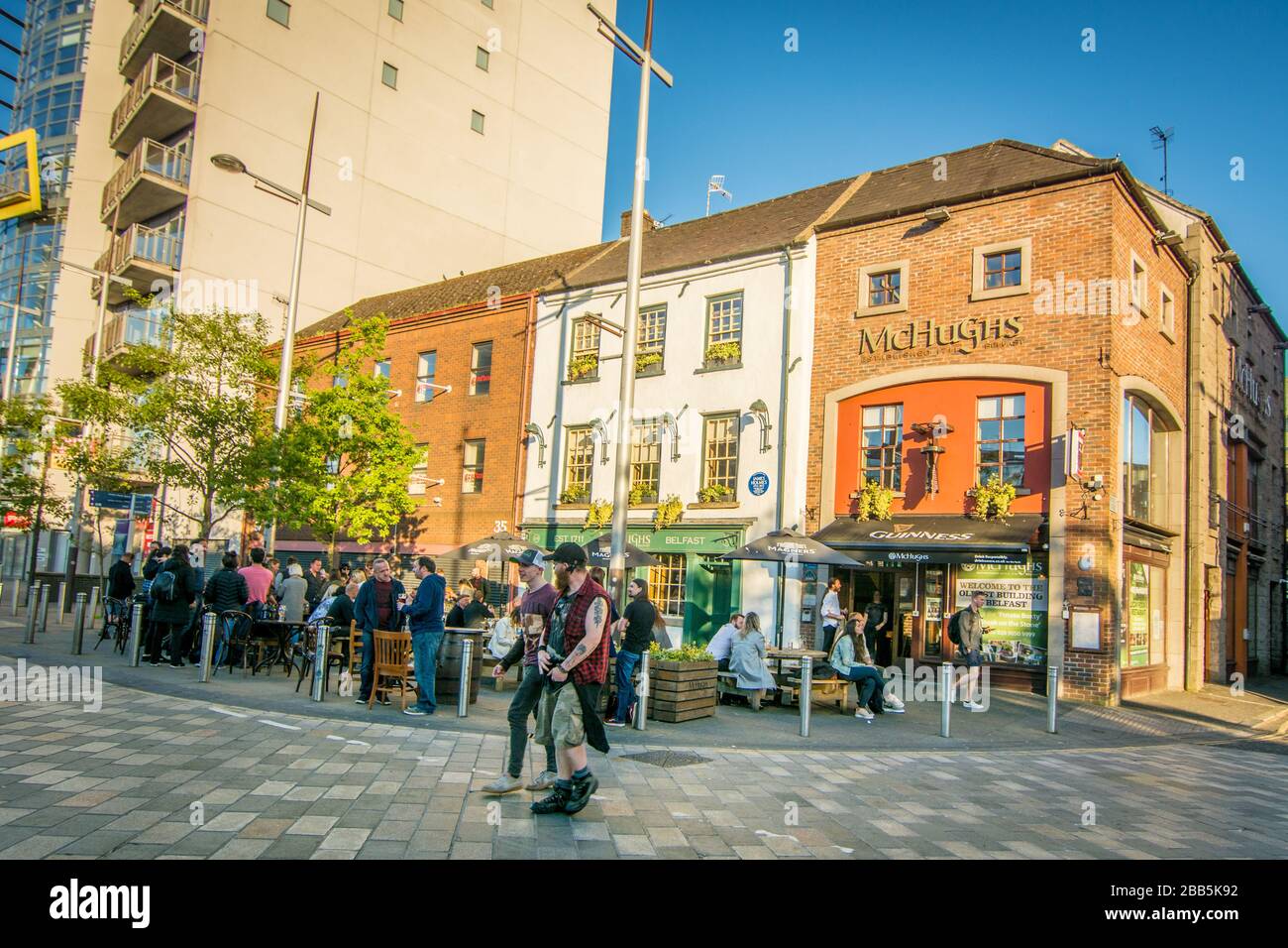 BELFAST, IRLANDA DEL NORD: Belfast's Cathedral Quarter, un'area popolare per la vita notturna con pub e musica dal vivo Foto Stock