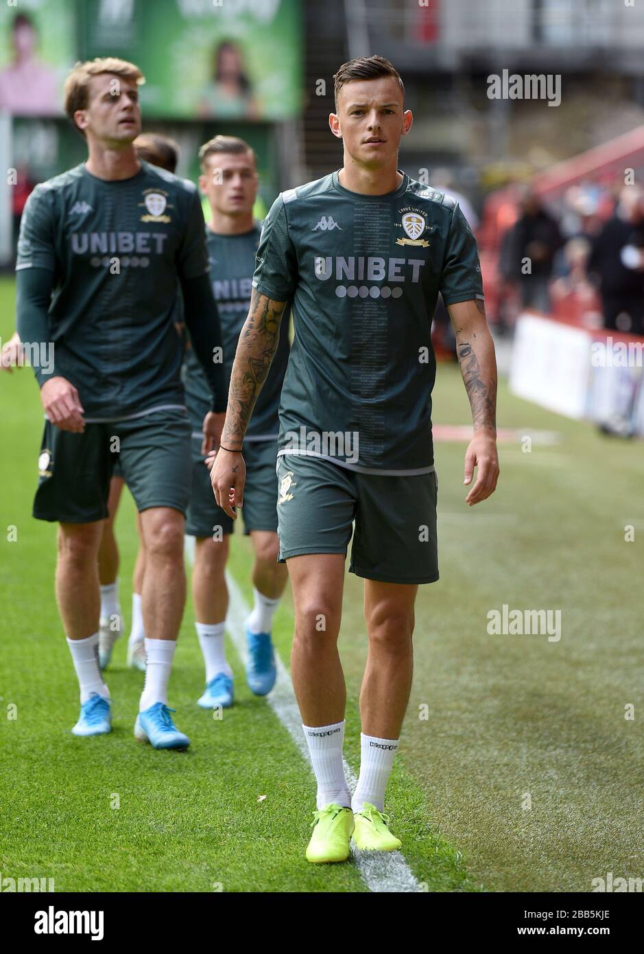 Il ben White del Leeds United si riscalda prima della partita Foto Stock