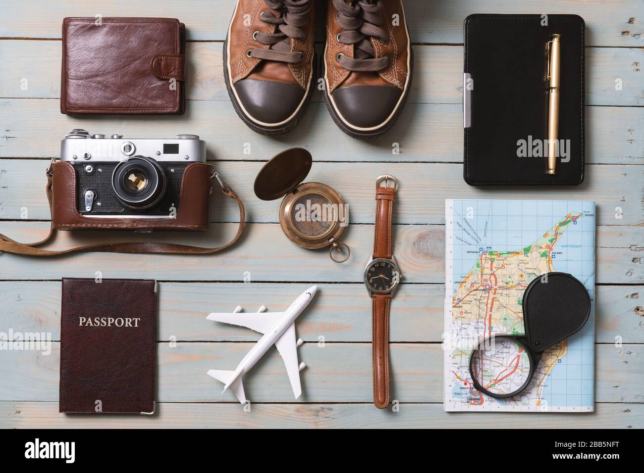 Set di oggetti essenziali per il viaggiatore su sfondo di legno. Concetto di viaggio e avventura Foto Stock