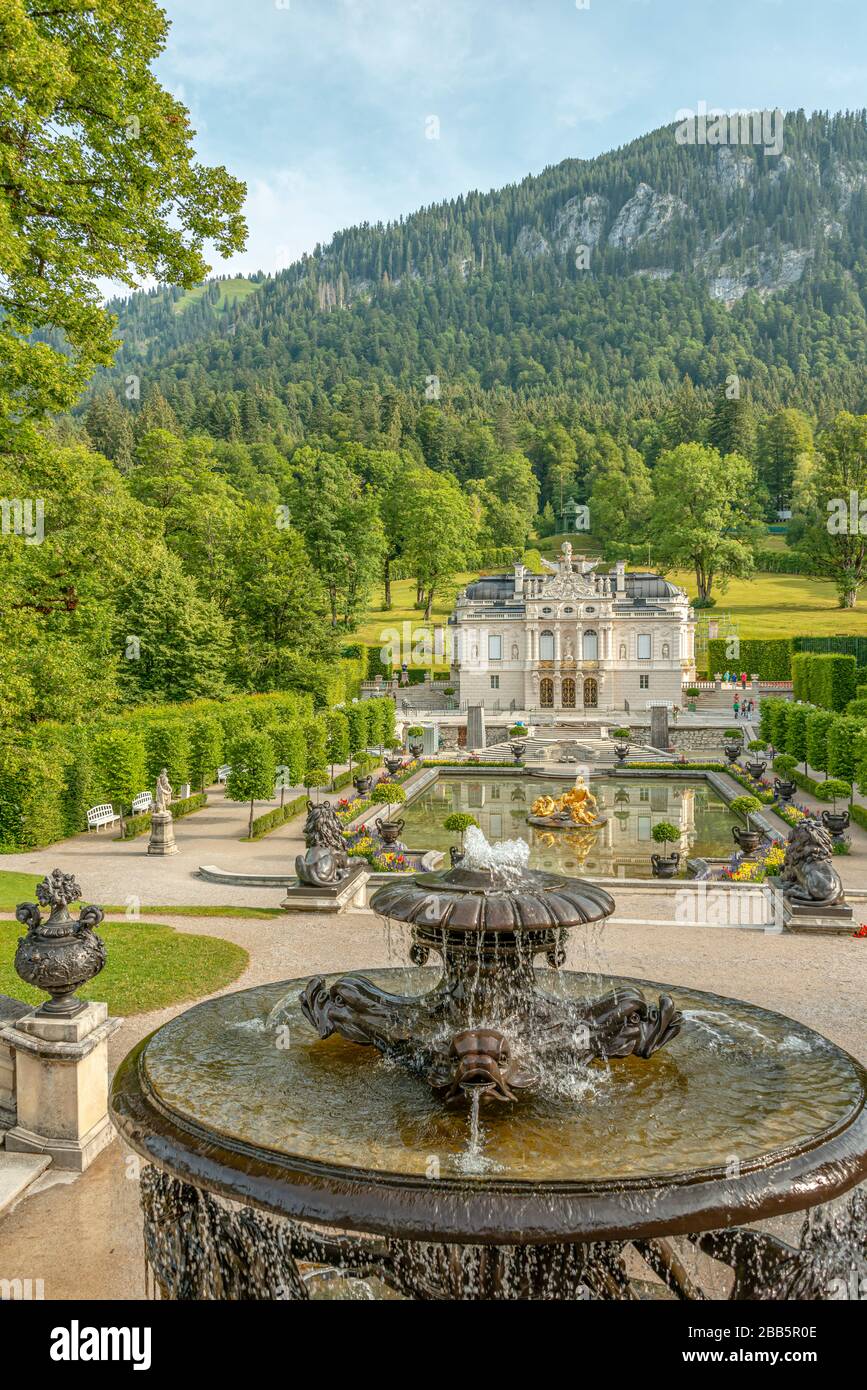Vista dal parterre d'acqua nel parco del castello di Linderhof, Ettal, Baviera, Germania Foto Stock