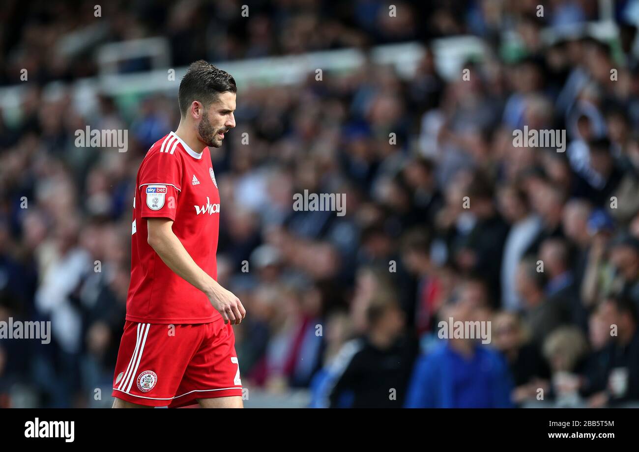 Accrington Stanley Seamus Conneely è mostrato una carta rossa Foto Stock