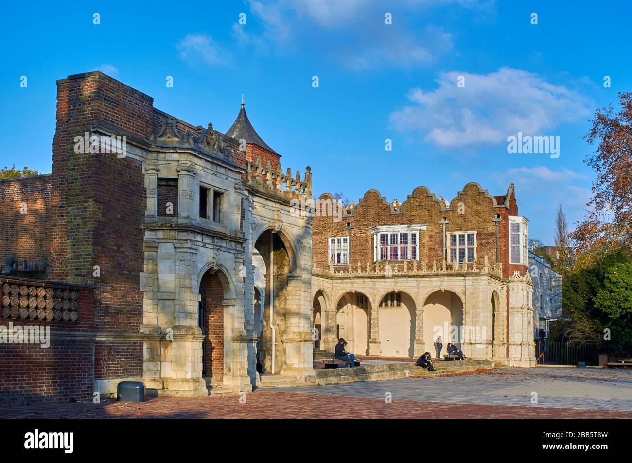 La facciata sud dei resti di Holland House in Holland Park, Londra, in autunno Foto Stock