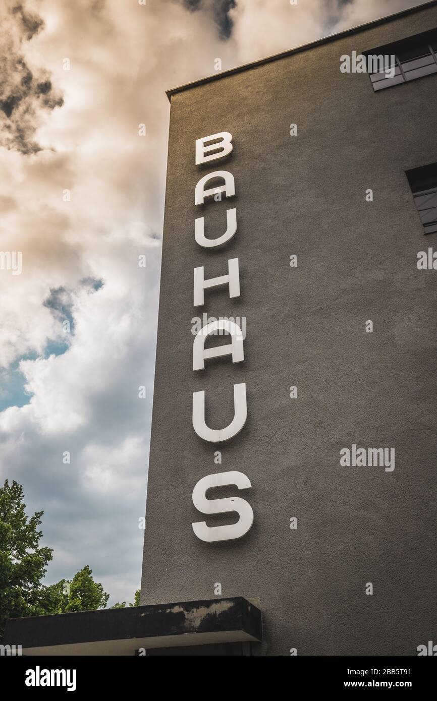 L'edificio iconico della scuola d'arte Bauhaus, progettato dall'architetto Walter Gropius nel 1925, è un capolavoro dell'architettura moderna, Dessau, Germania Foto Stock