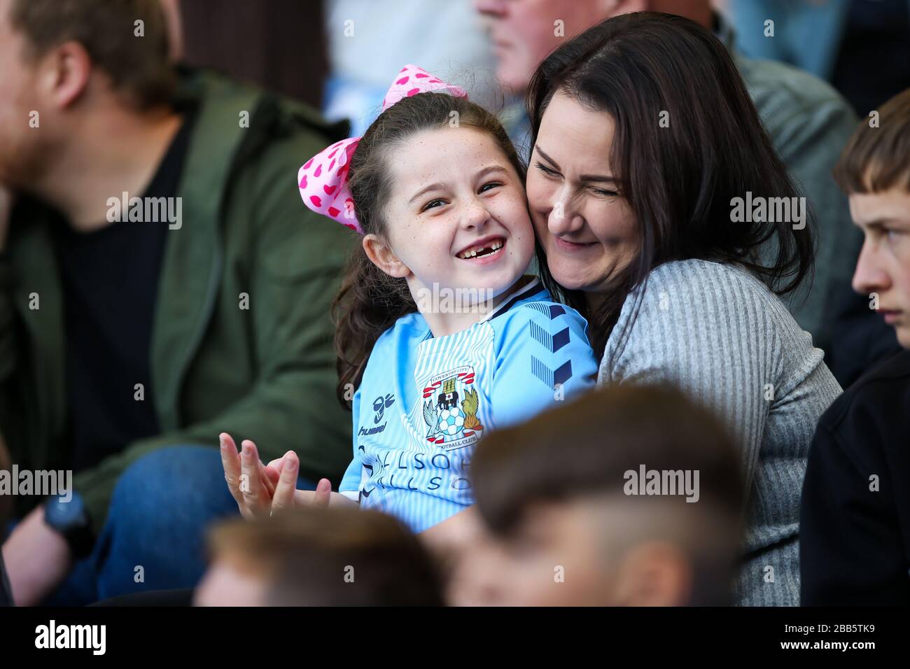 I sostenitori di Coventry City negli stand durante la prima partita della Sky Bet League al St Andrew's trilione Trophy Stadium Foto Stock