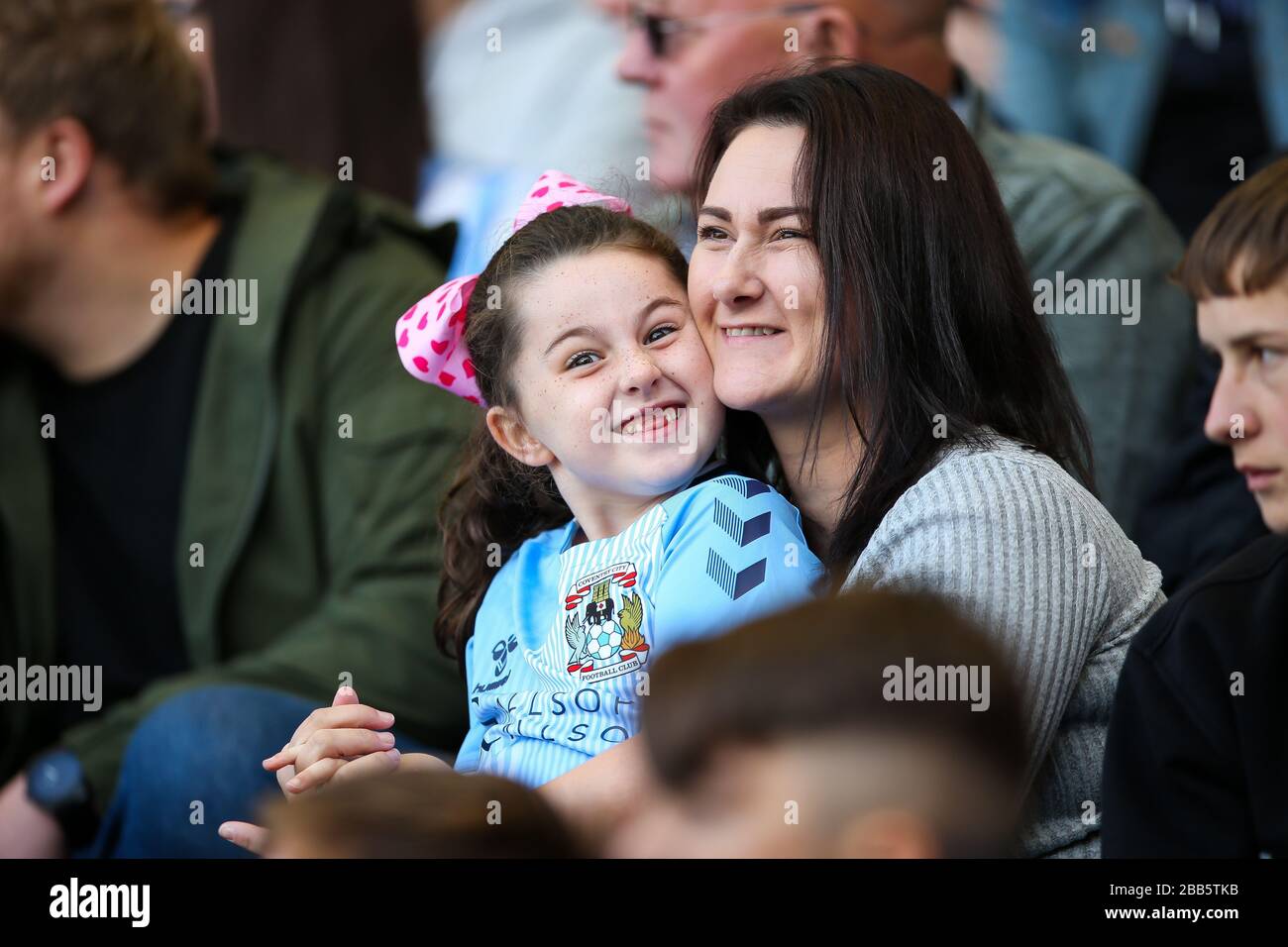 I sostenitori di Coventry City negli stand durante la prima partita della Sky Bet League al St Andrew's trilione Trophy Stadium Foto Stock